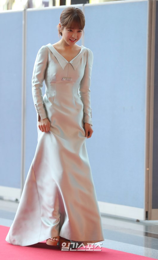 组图:朴宝英亮相百想红毯 身着淡蓝色长裙微笑比心