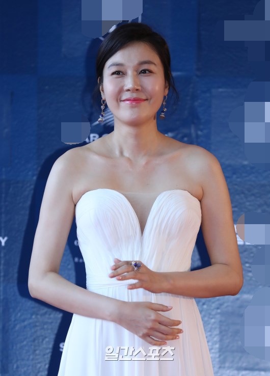 组图:金荷娜亮相百想红毯 露肩长裙尽显锁骨美_高清图集_新浪网