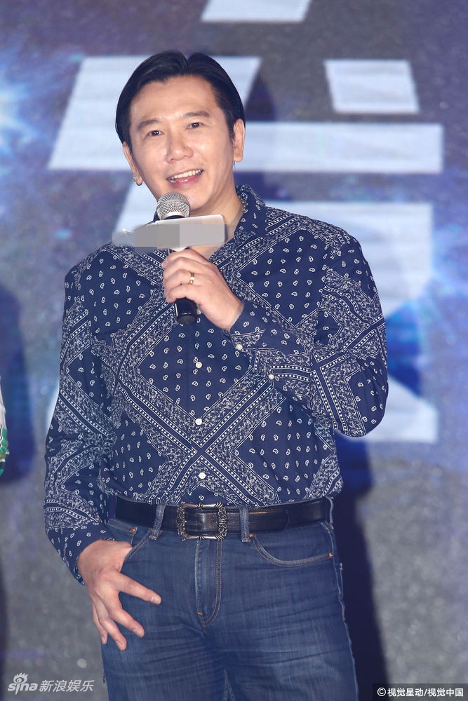 组图53岁温兆伦发福遭激动女粉丝亲密搂脖