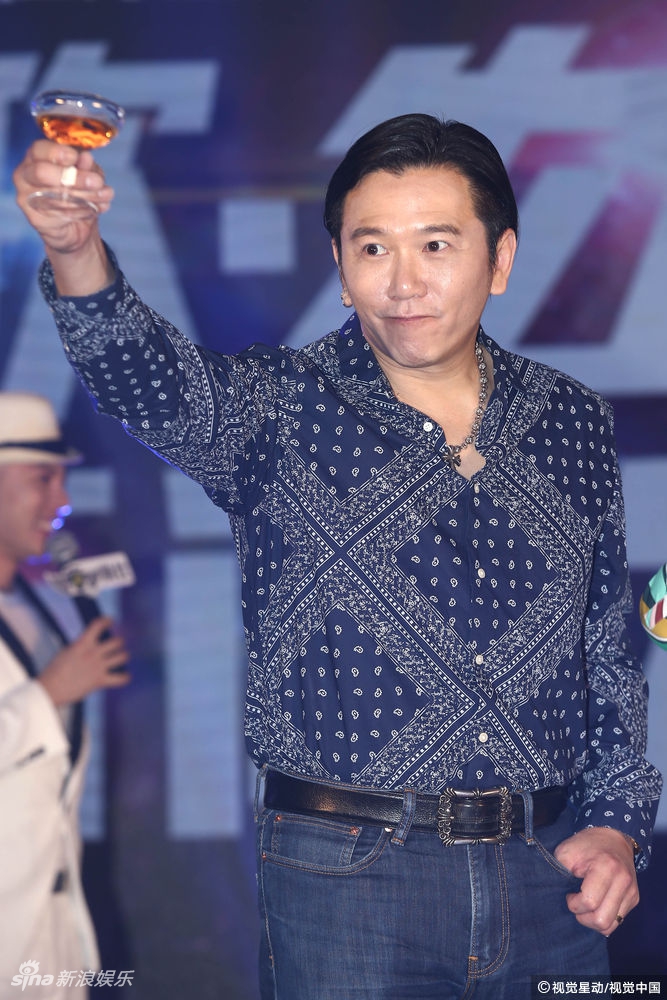 组图:53岁温兆伦发福 遭激动女粉丝亲密搂脖_高清图集_新浪网