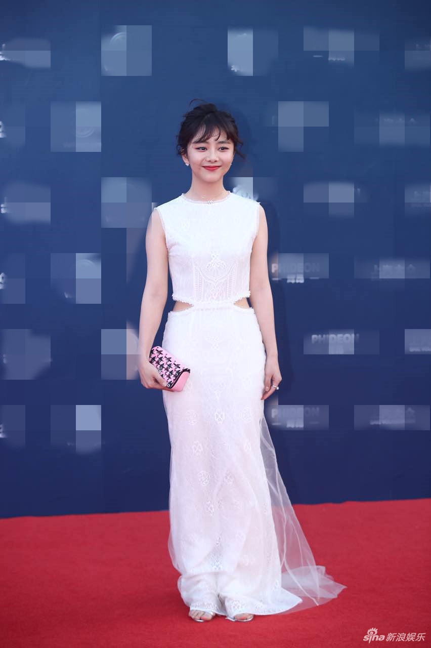 谭松韵亮相华鼎奖红毯 白衣素裹小露蛮腰[6p]