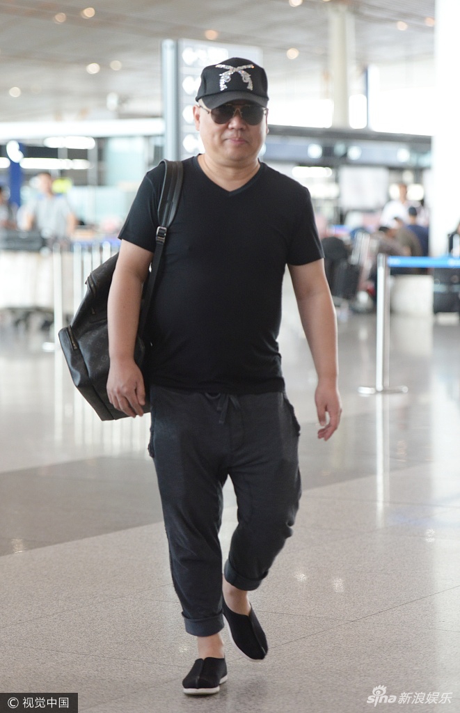 组图郭德纲踩布鞋舒适出行休闲打扮秒变郭大爷