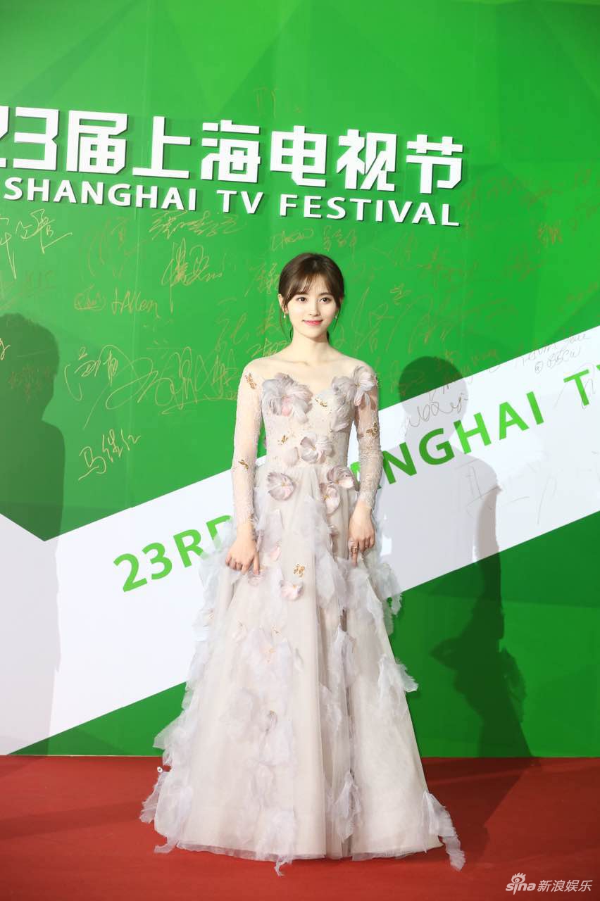 鞠婧祎长裙亮相似仙女