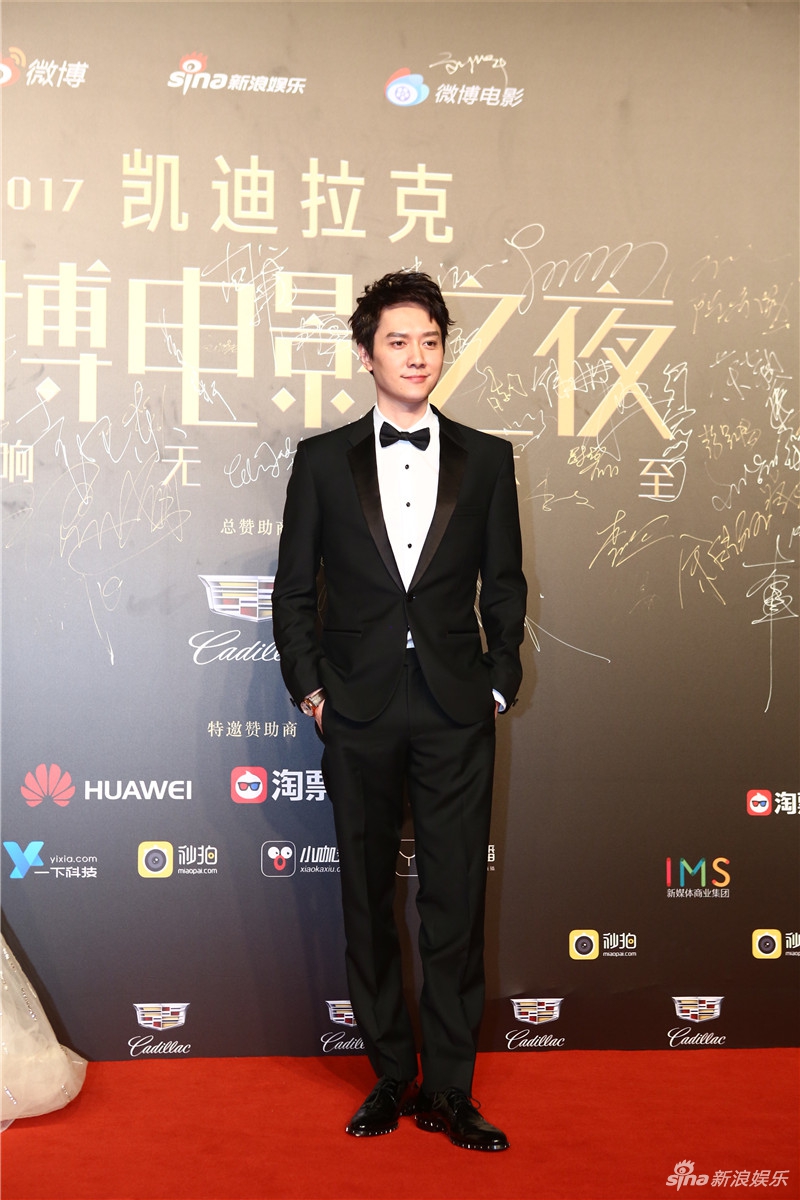 组图:2017微博电影之夜红毯 《女儿国》赵丽颖甜笑不