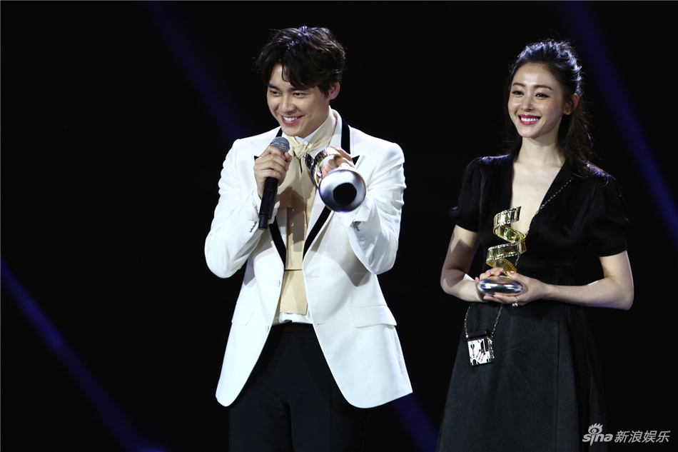2017微博电影之夜现场 李易峰张天爱获封最受期待银幕男神女神