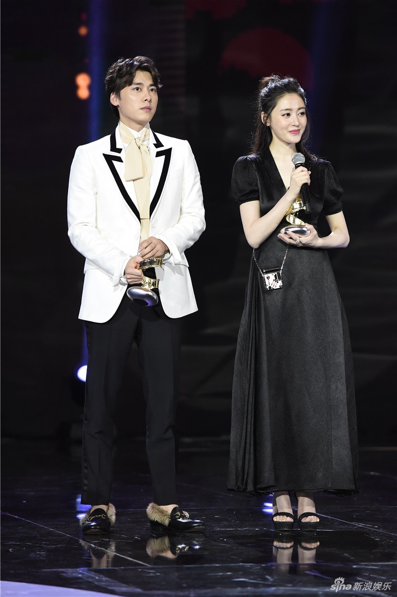 组图:2017微博电影之夜现场 李易峰张天爱获封最受期待银幕男神女神