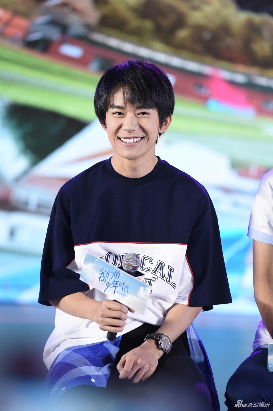 薛之谦头顶奶奶灰挖鼻孔 tfboys火车上站6小时仍神采奕奕