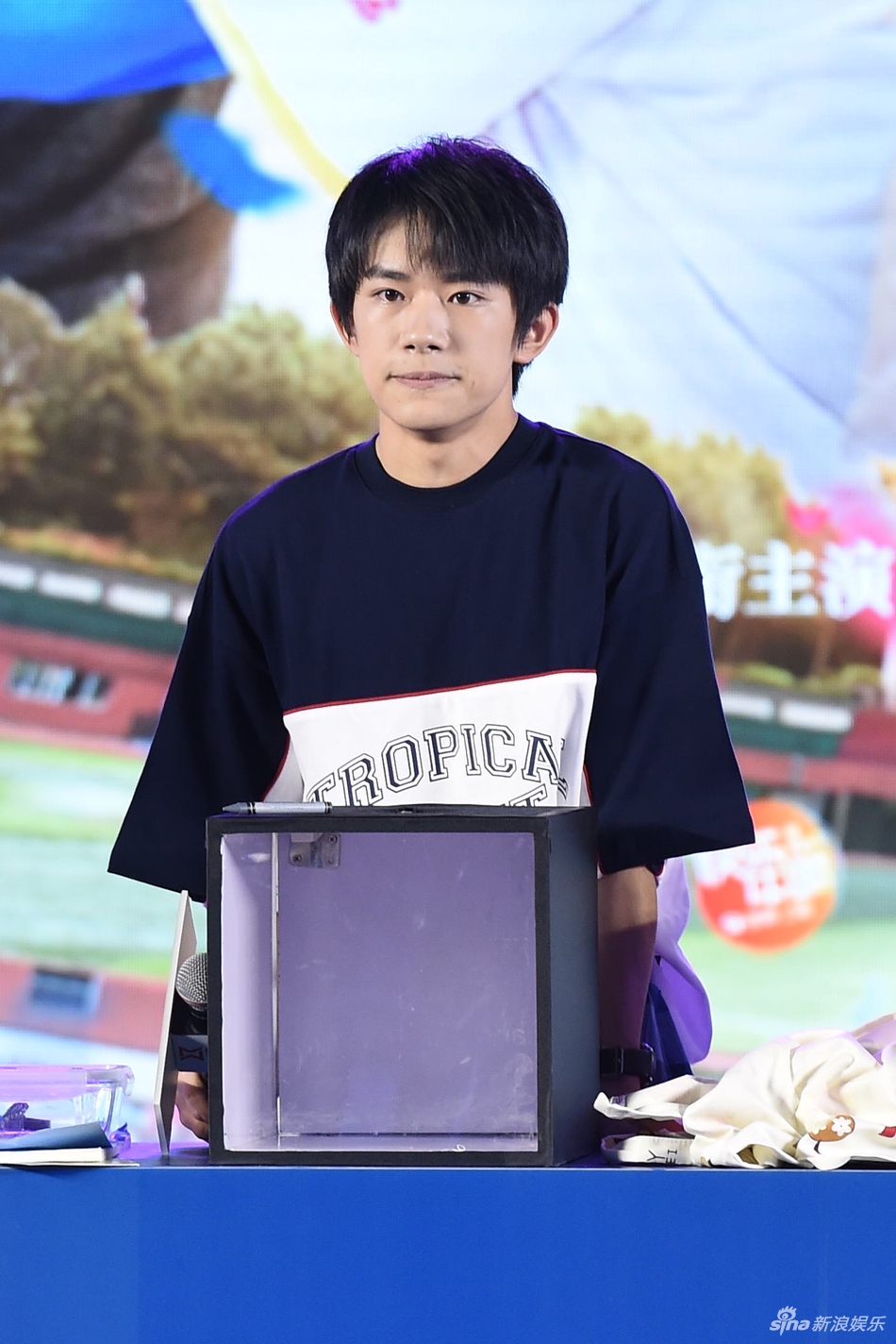 薛之谦头顶奶奶灰挖鼻孔 tfboys火车上站6小时仍神采奕奕