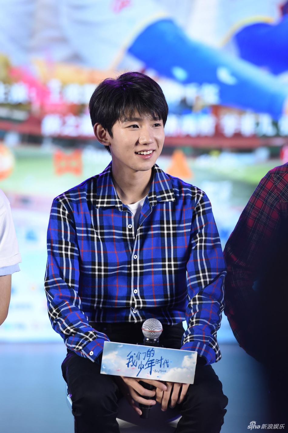 薛之谦头顶奶奶灰挖鼻孔 tfboys火车上站6小时仍神采奕奕