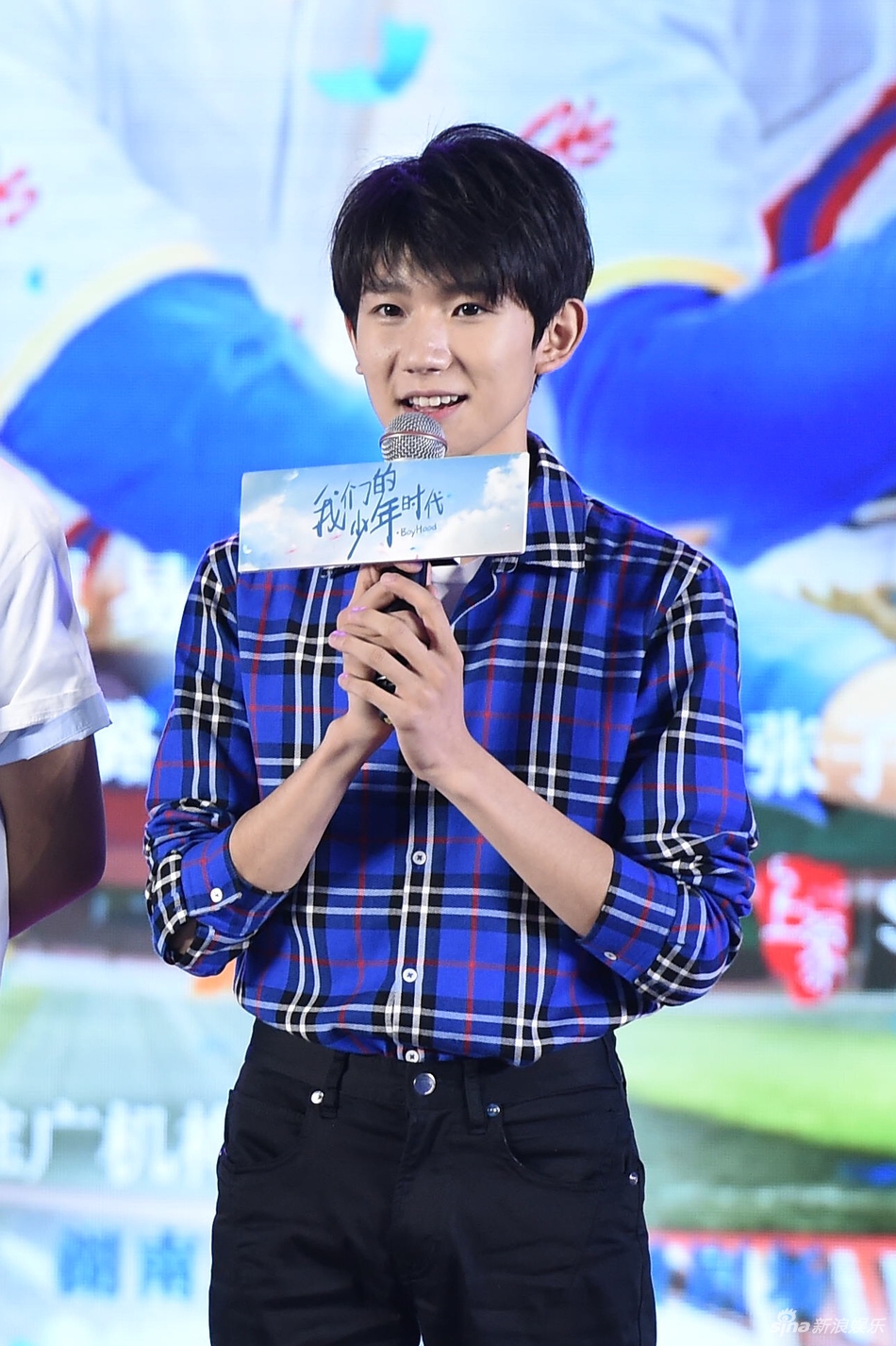 薛之谦头顶奶奶灰挖鼻孔 tfboys火车上站6小时仍神采奕奕