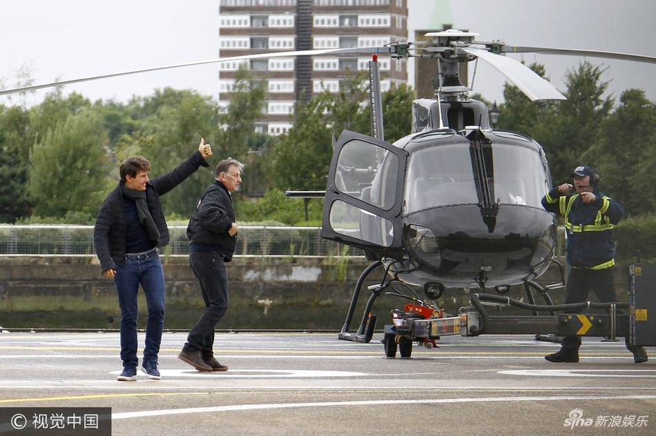 组图:阿汤哥乘直升飞机出行 放飞狂奔挥手致意