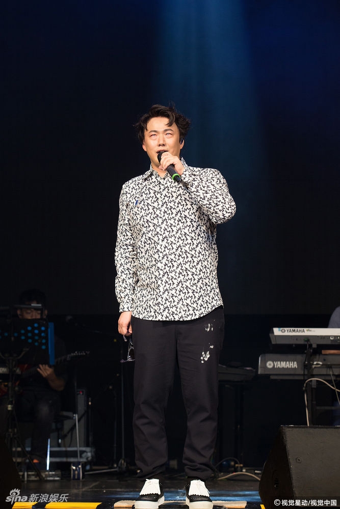 组图:萧煌奇庆生开唱全家到齐 感念母亲请萧妈切蛋糕