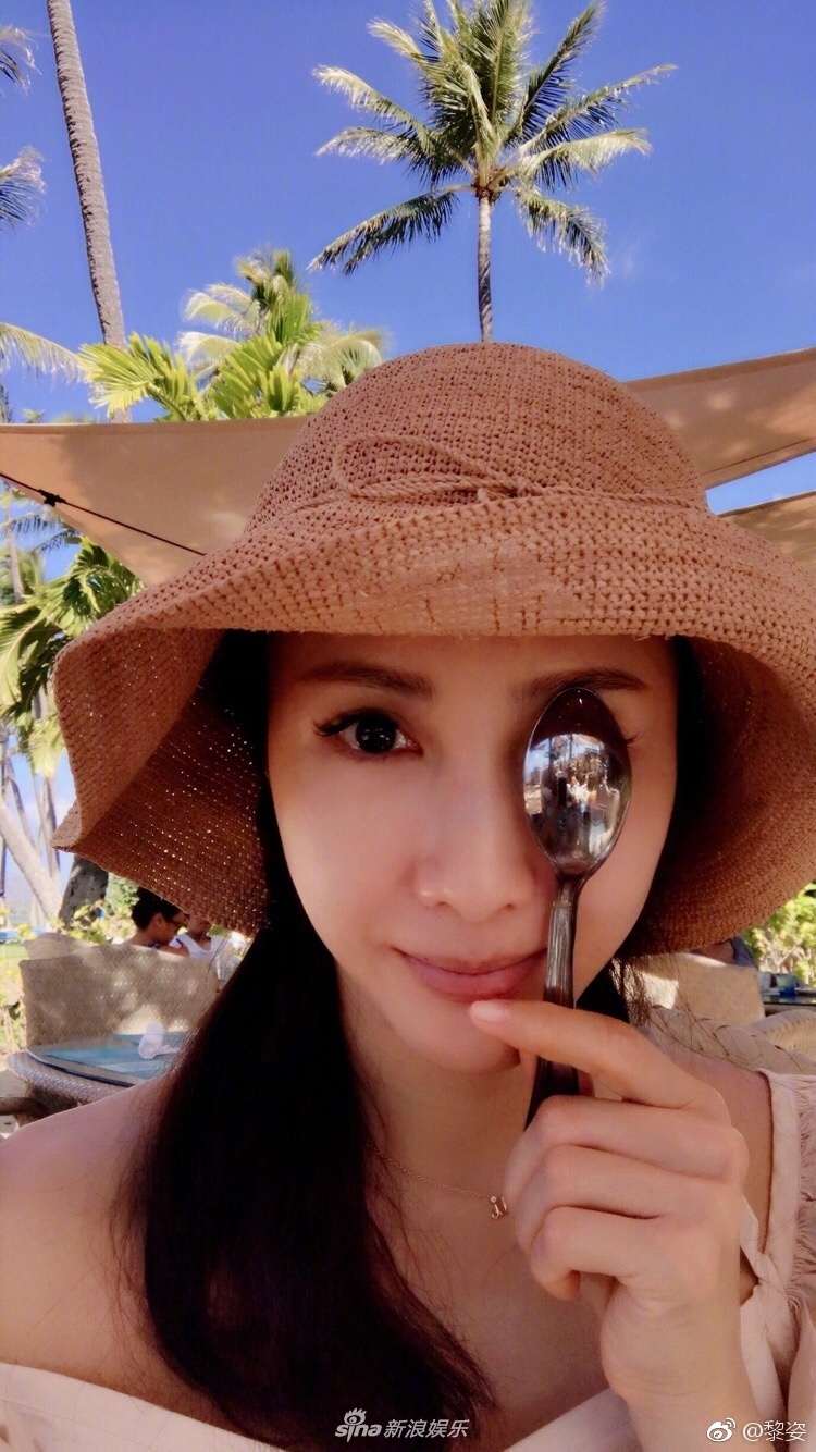 组图阔太黎姿庆祝46岁生日黄裙娇嫩浅笑露酒窝