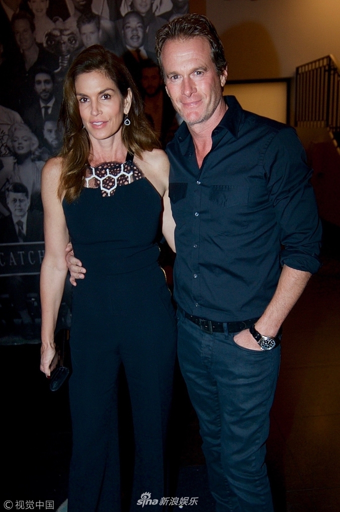 辛迪·克劳馥获粉丝求自拍默契配合,蓝德·格伯深情牵着她的手,在一旁