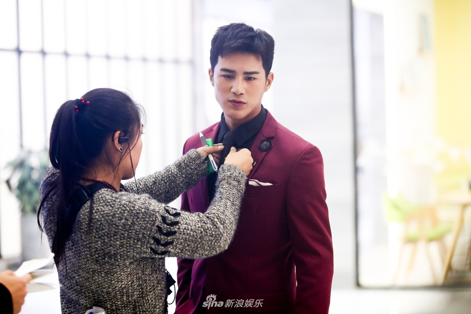 组图:李溪芮曝爱和杨幂热巴分享网购链接 姜潮煮泡面玩摆拍