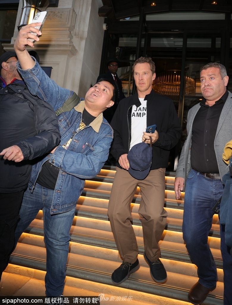 组图：本尼迪克特·康伯巴奇突遇粉丝合影自拍一脸懵第3张图片