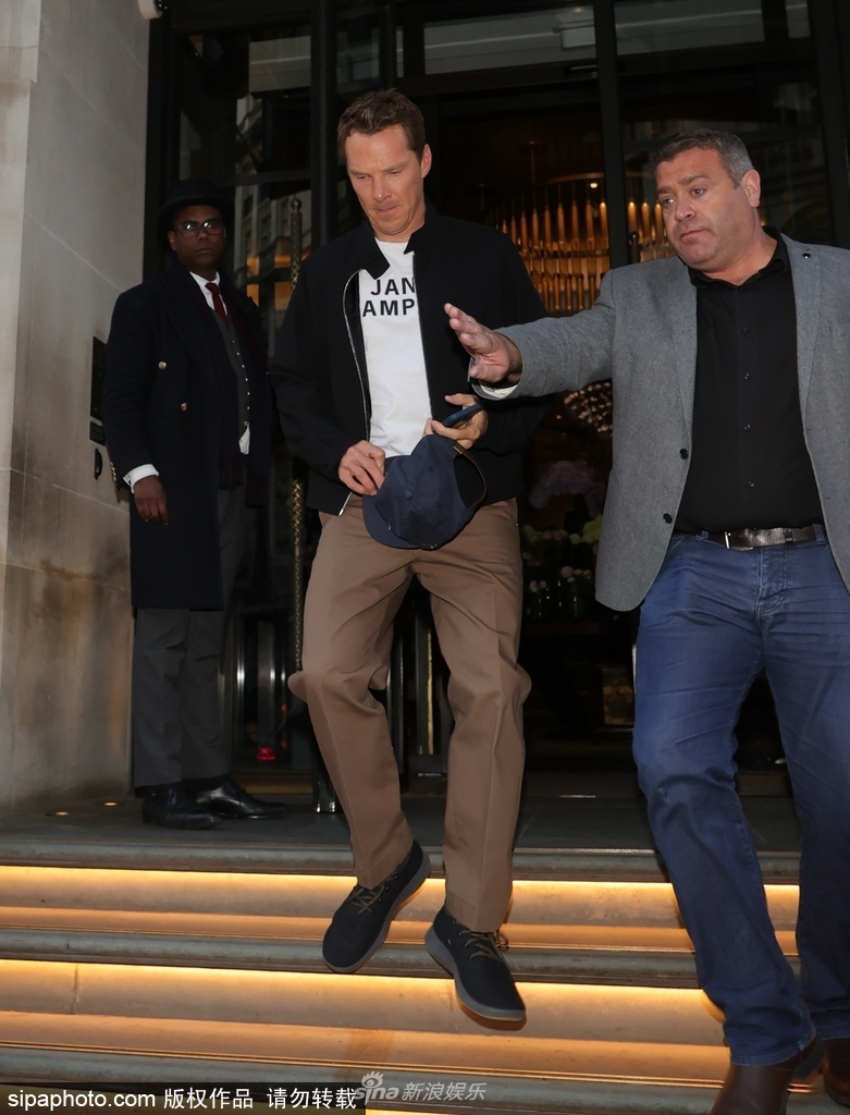 组图：本尼迪克特·康伯巴奇突遇粉丝合影自拍一脸懵第2张图片