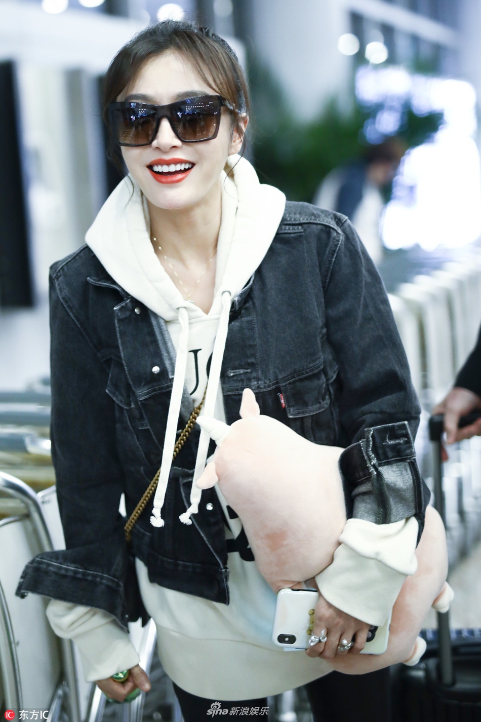 组图:"富察皇后"秦岚马尾辫少女感十足 比心微笑甜似蜜糖