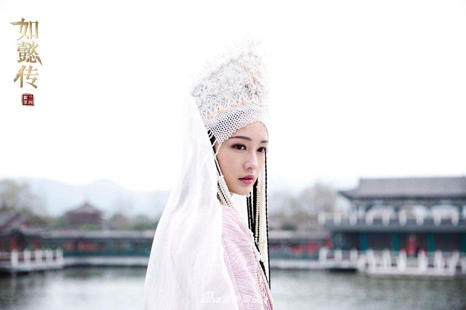 饰演的寒香见即将上线,在预告的剧情里,李沁着寒部传统服饰,白衣胜雪