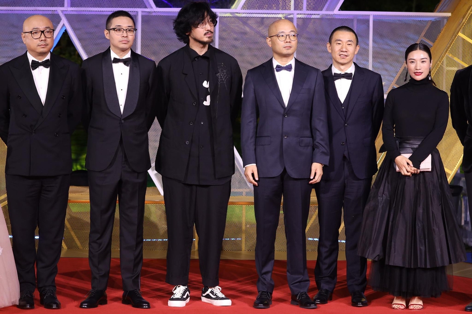 组图:《我不是药神》主创亮相红毯 徐峥王传君等西装革履超霸气