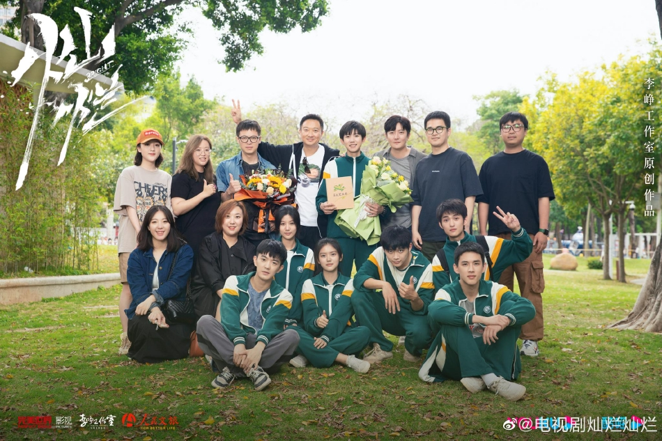 组图：王源《灿烂灿烂》杀青照曝光身穿校服笑容满面