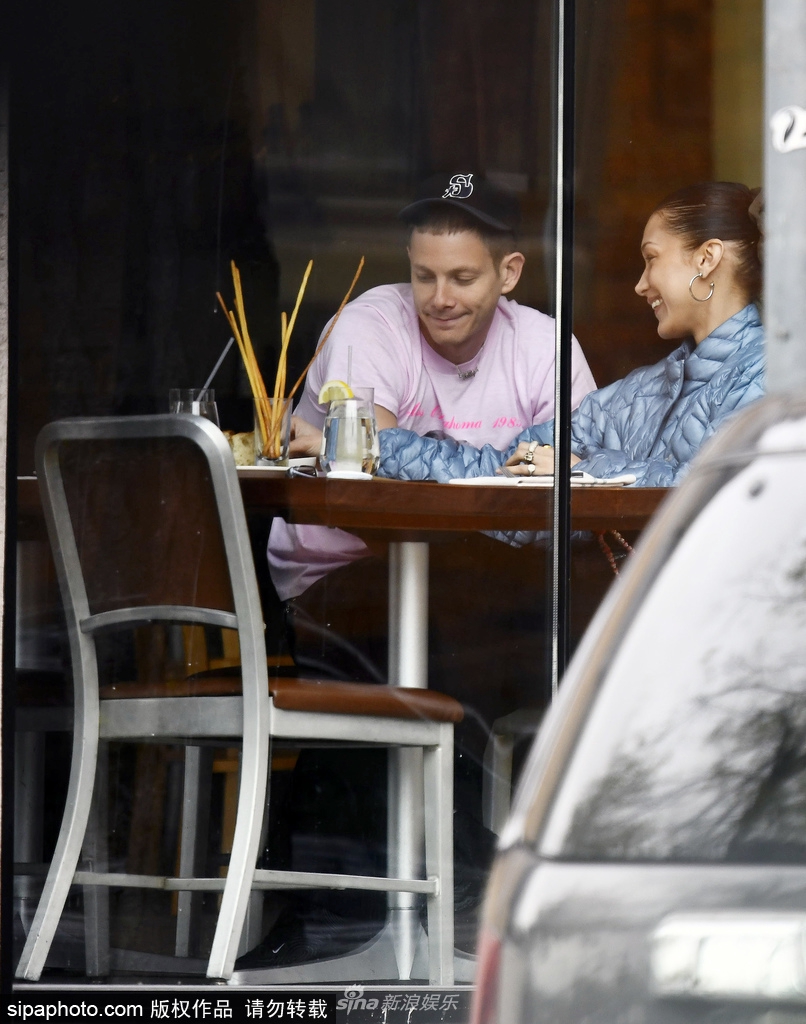 组图：贝拉·哈迪德与男友餐厅约会忘情亲吻超甜蜜第3张图片