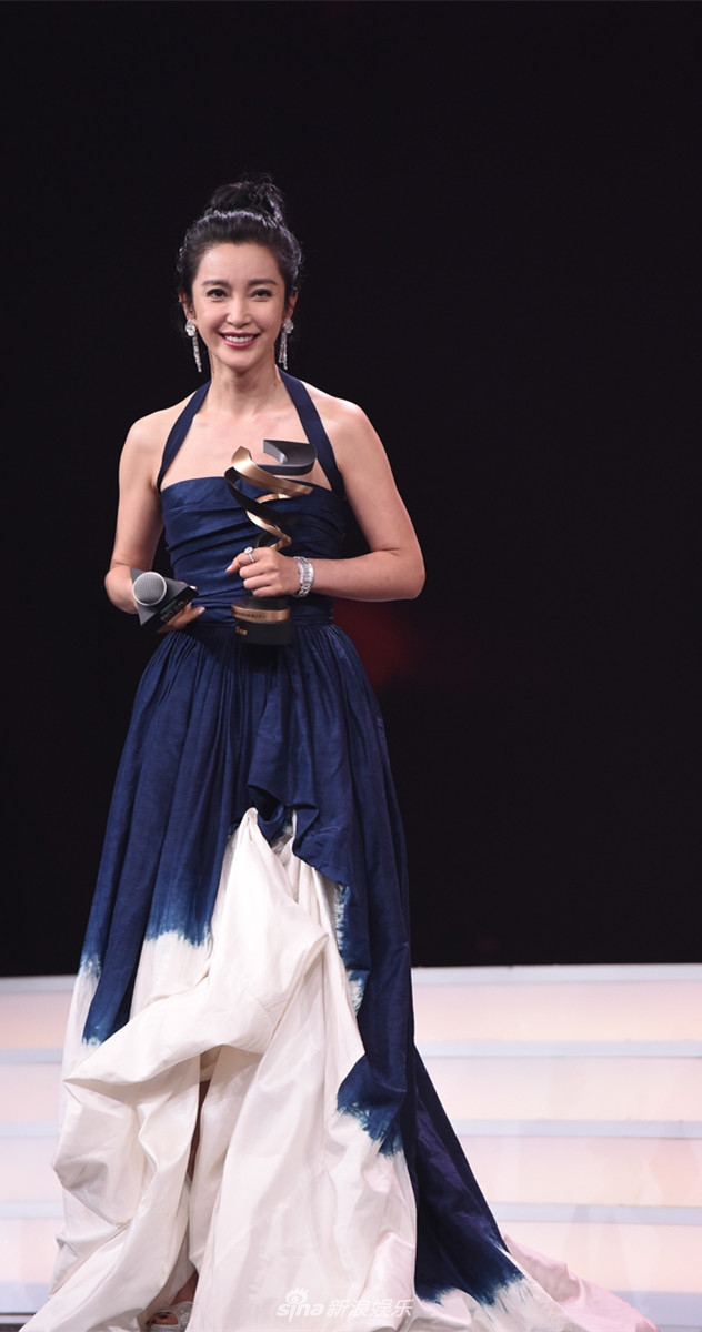 组图:2018微博之夜现场 李冰冰李宇春齐上台获荣誉