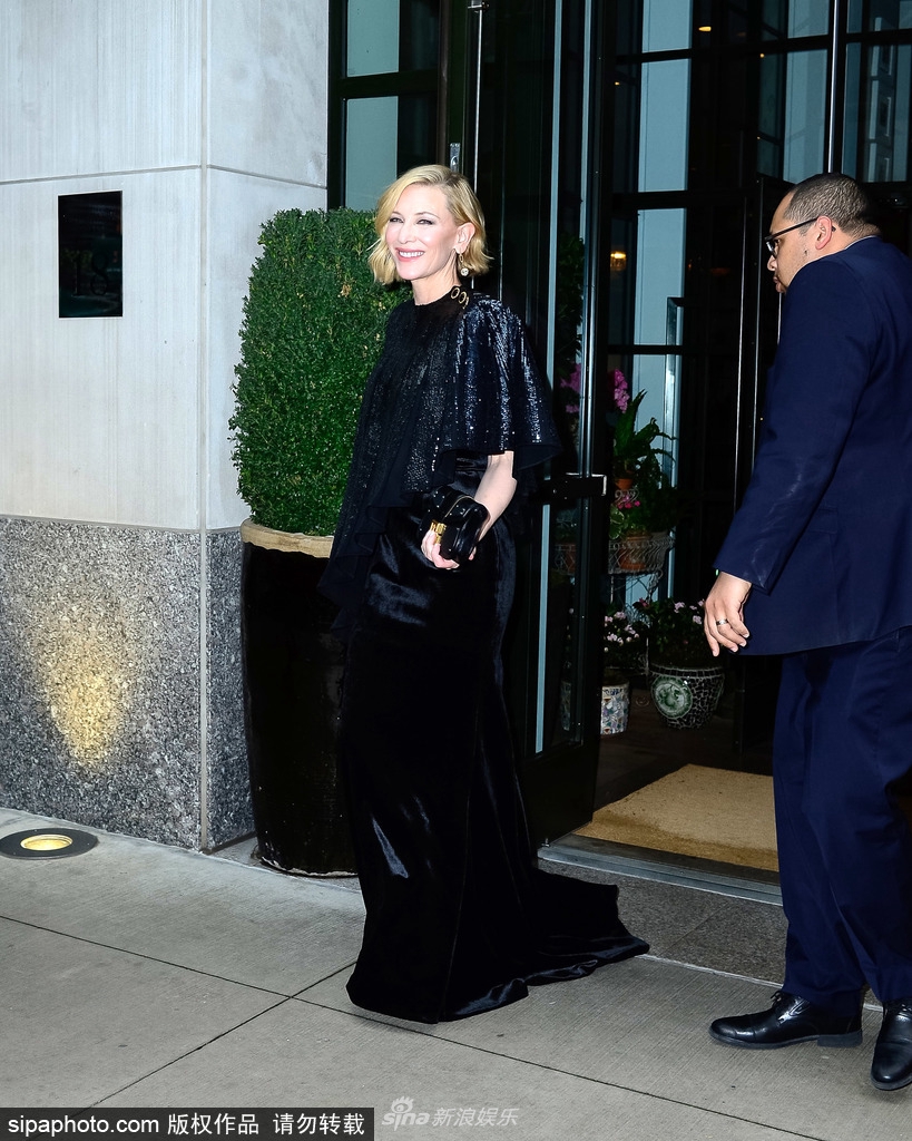 组图：凯特·布兰切特获卓别林奖穿黑色拖地礼服优雅大气