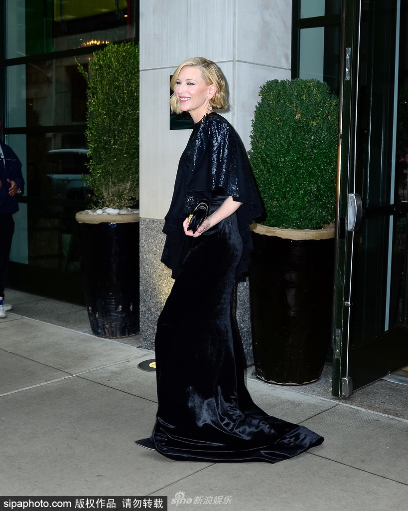 组图：凯特·布兰切特获卓别林奖穿黑色拖地礼服优雅大气