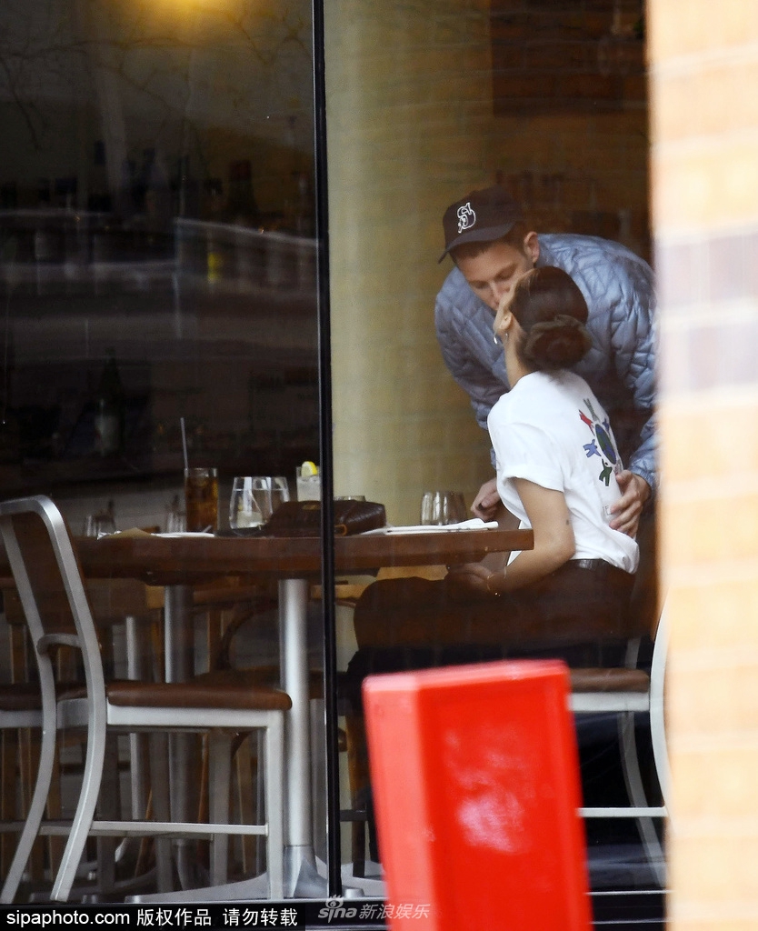 组图：贝拉·哈迪德与男友餐厅约会忘情亲吻超甜蜜第6张图片