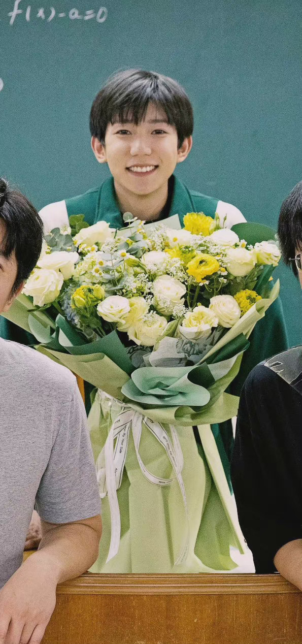 组图：王源《灿烂灿烂》杀青照曝光身穿校服笑容满面第4张图片