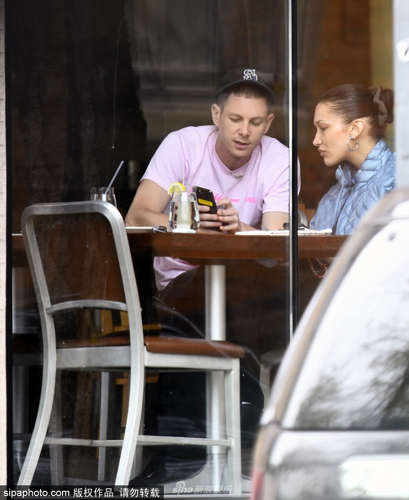 组图：贝拉·哈迪德与男友餐厅约会忘情亲吻超甜蜜第4张图片