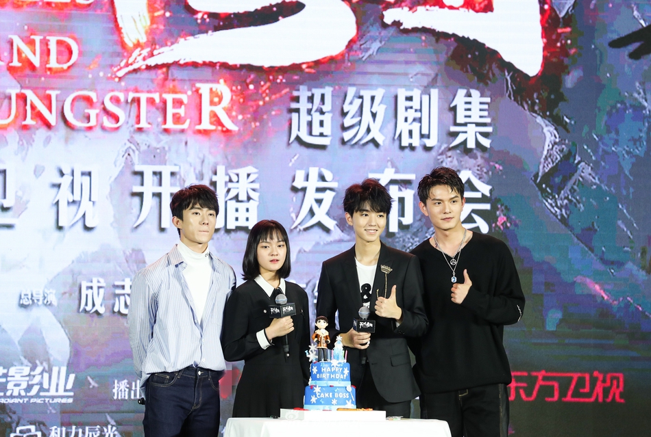 组图天坑鹰猎上星文淇为王俊凯庆生王俊凯嘟嘴吹蜡烛超萌