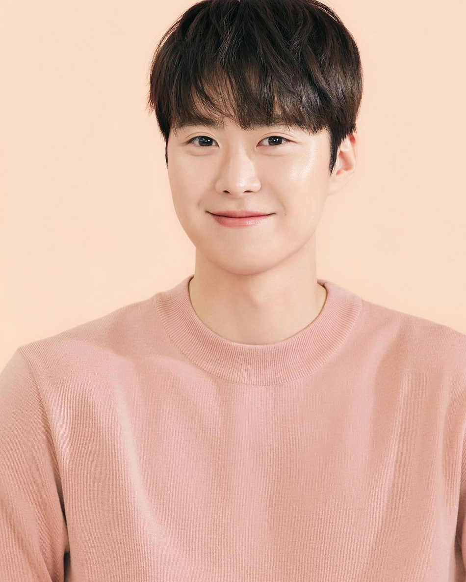 组图:韩国男艺人孔明今日以现役身份入伍_高清图集_新浪网