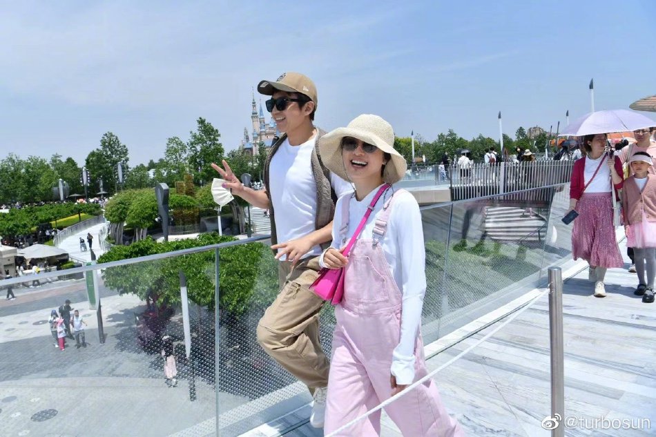 网友香港偶遇孙俪 凉鞋配长袜装扮减龄又活泼-易天影视公司-服务项目