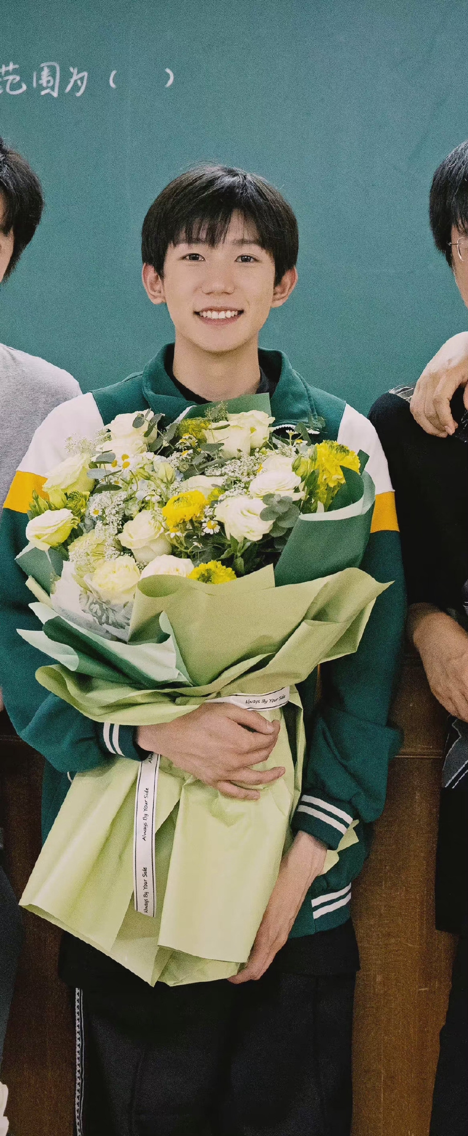 组图：王源《灿烂灿烂》杀青照曝光身穿校服笑容满面第1张图片