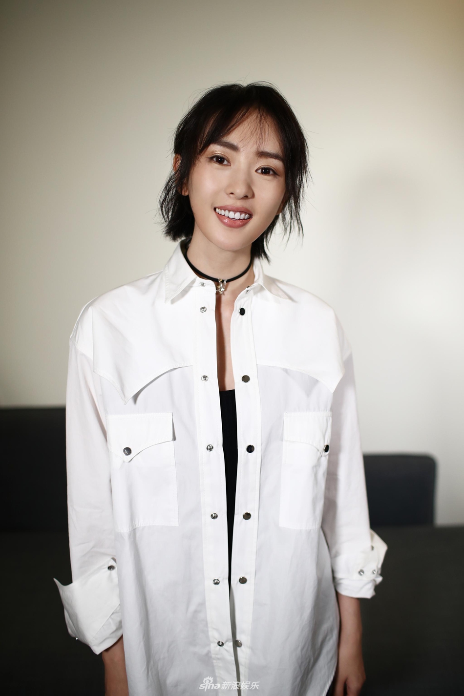 组图:"高贵妃"童瑶短发俏丽 谈小章子怡称号称不给她抹黑