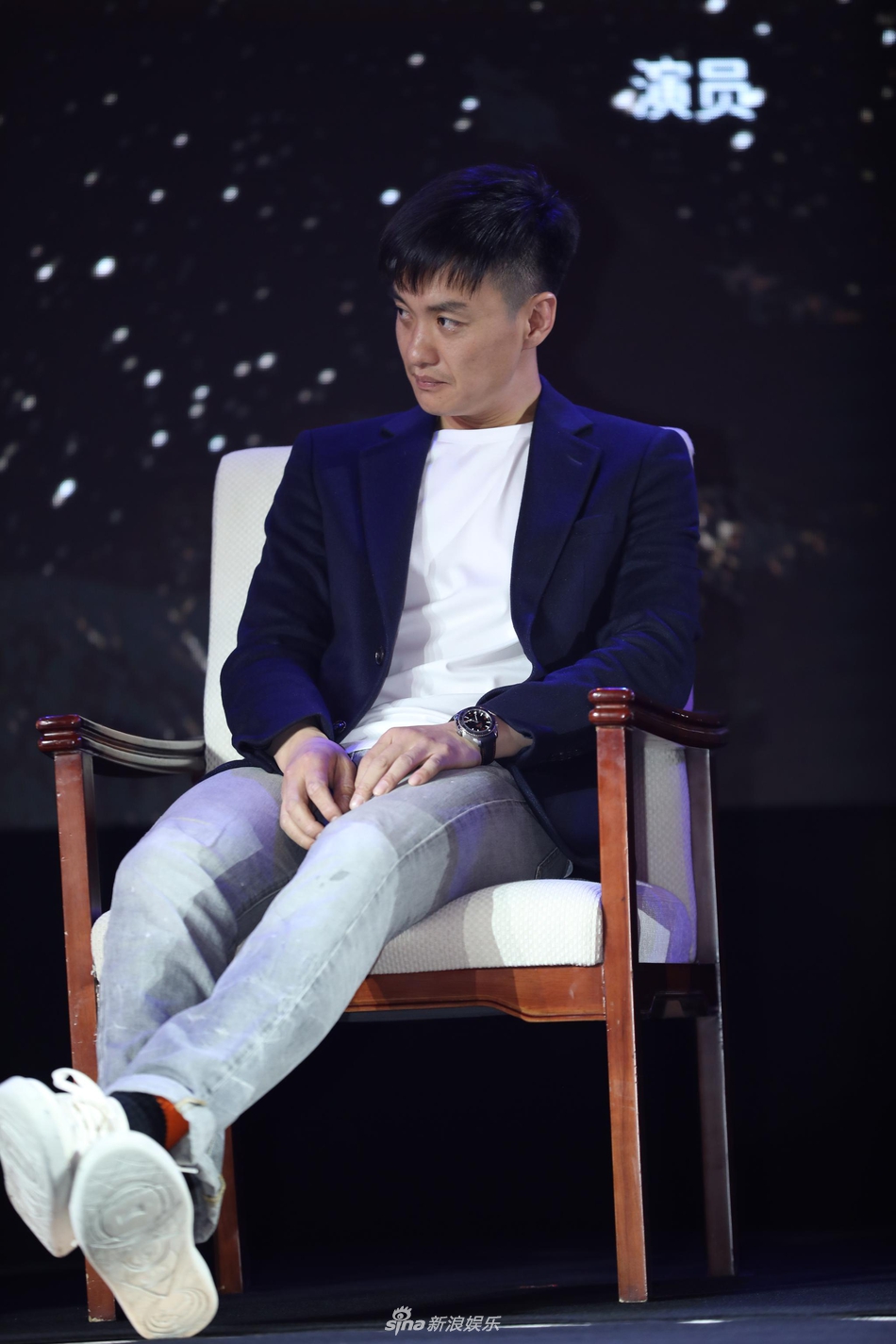 组图:周一围蓝衣白t青春有活力 现场回应妻子朱丹主持事故