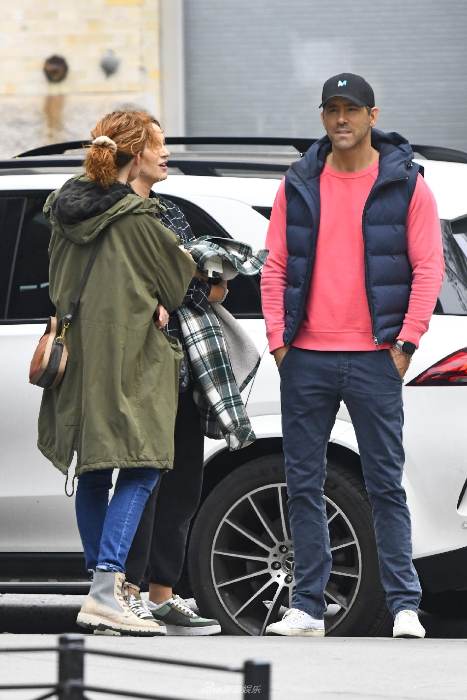 布莱克·莱弗利与好友相约外出丈夫瑞安·雷诺兹陪伴在侧第4张图片