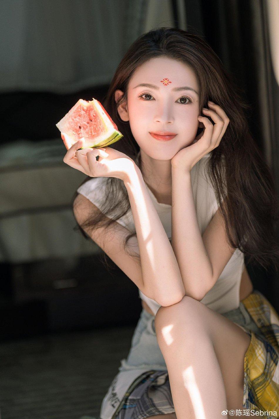 组图:陈瑶深夜素颜看医生 手摸左眼角疑似眼睛受伤