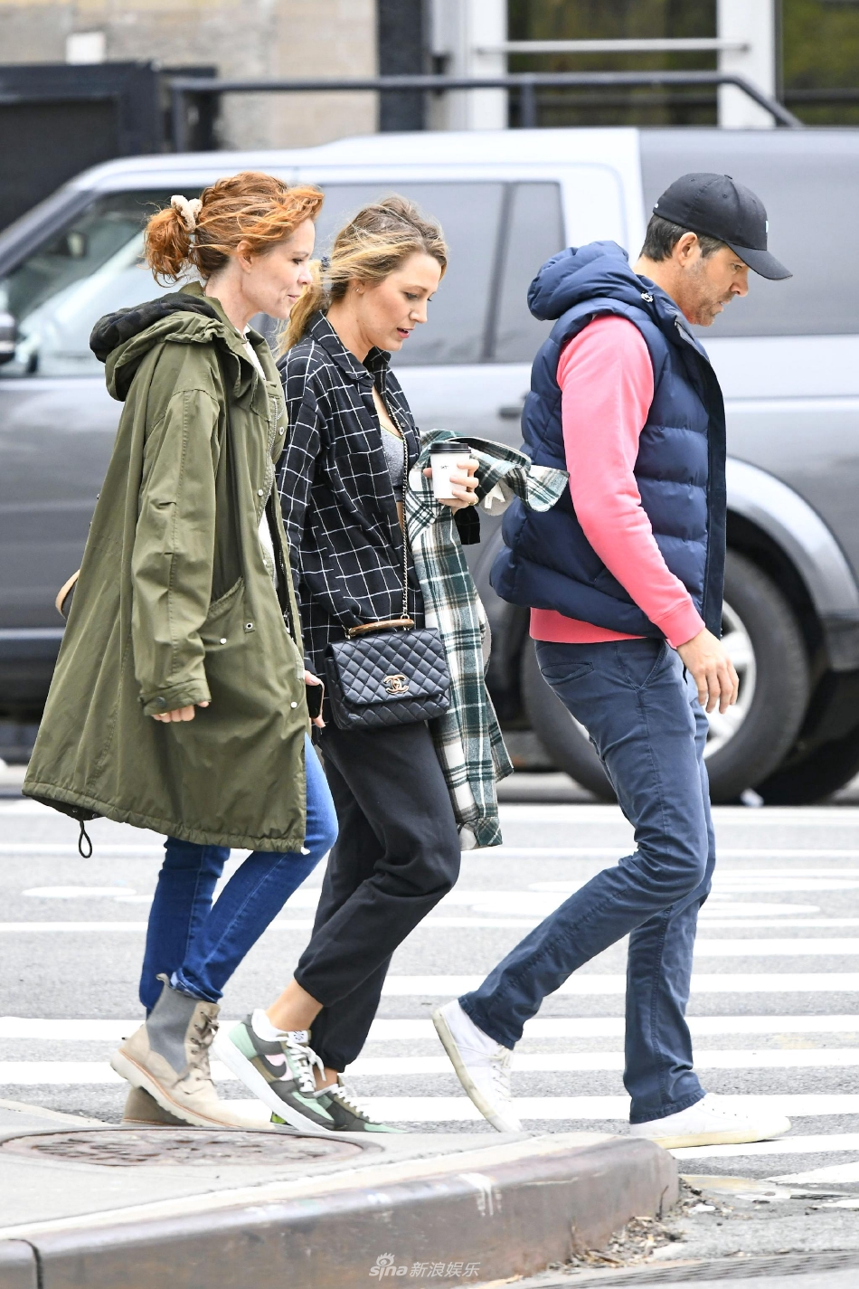 布莱克·莱弗利与好友相约外出丈夫瑞安·雷诺兹陪伴在侧第1张图片