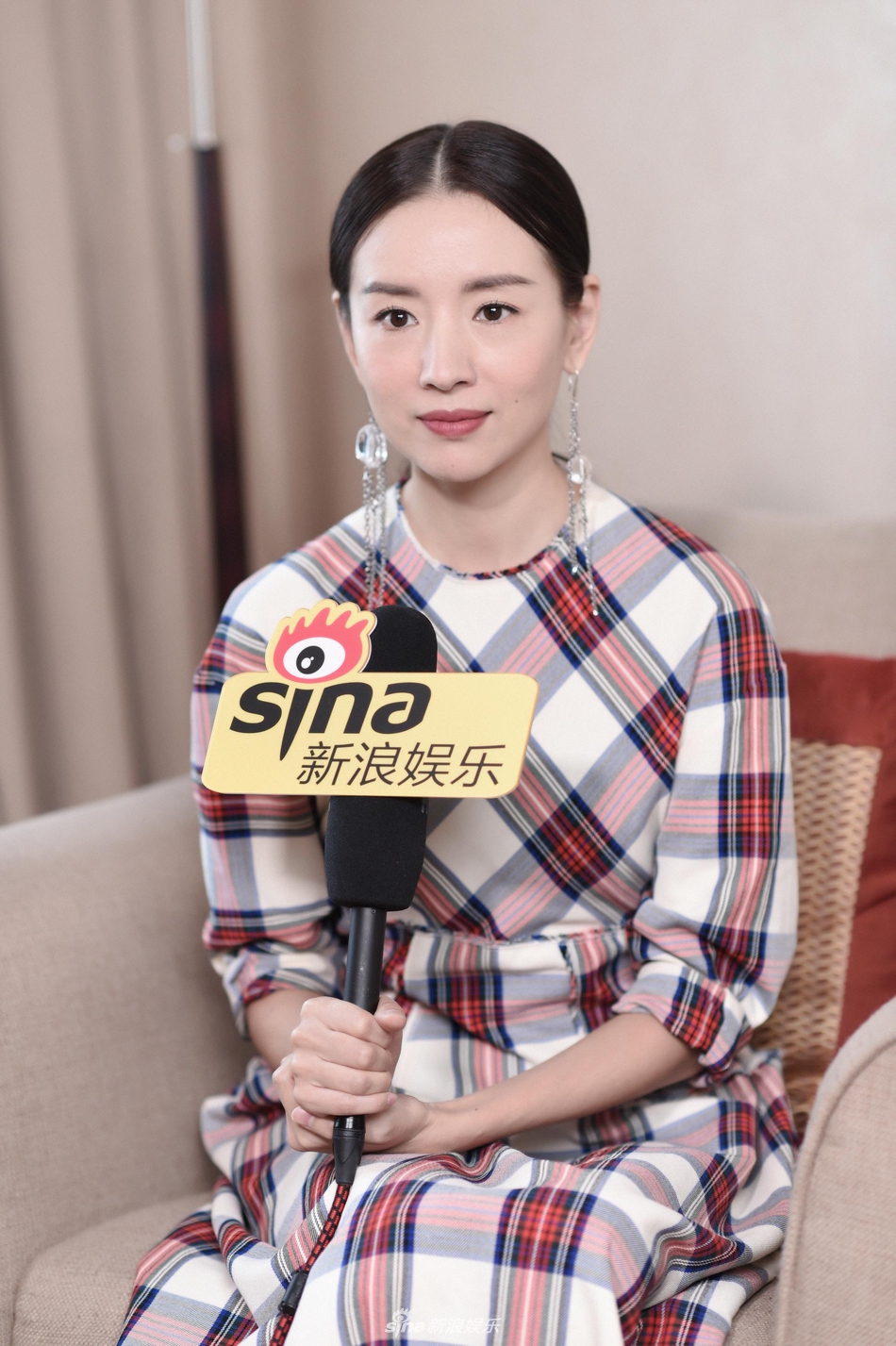 还是那个冷清秋!董洁笑容明媚 长裙优雅大方气质温婉
