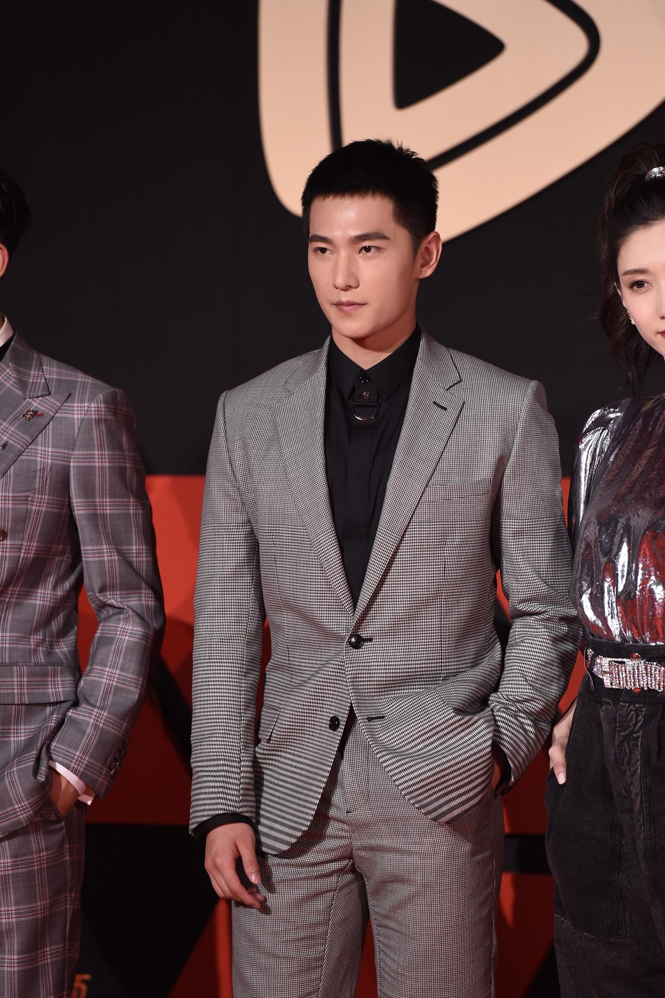 组图:孙俪优雅杨超越清新秀长腿 杨洋吴磊犀利寸头同台比帅