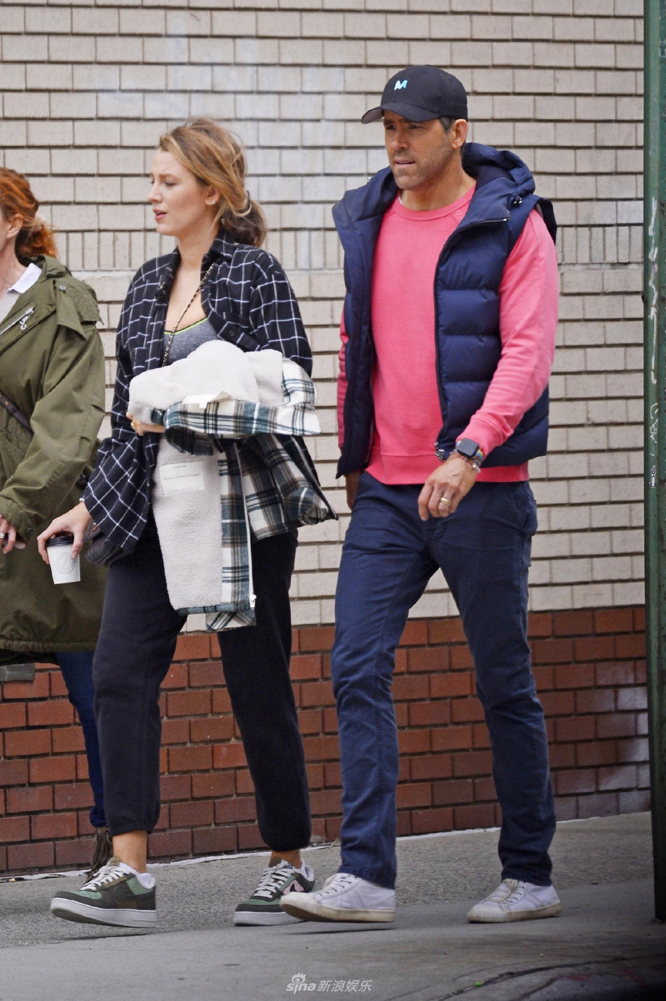 布莱克·莱弗利与好友相约外出丈夫瑞安·雷诺兹陪伴在侧第3张图片