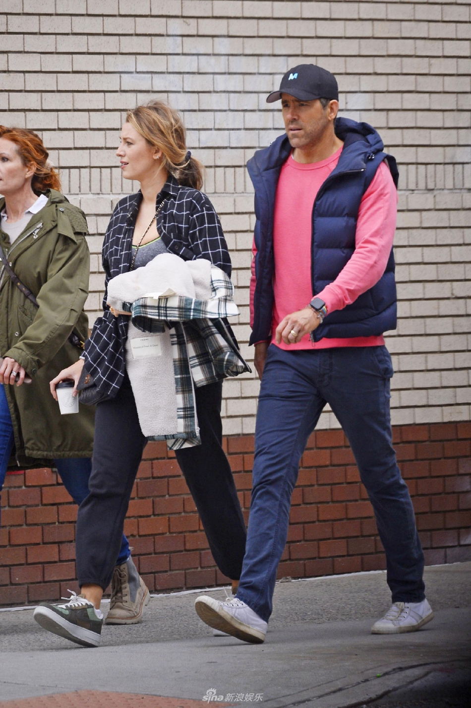 布莱克·莱弗利与好友相约外出丈夫瑞安·雷诺兹陪伴在侧第2张图片