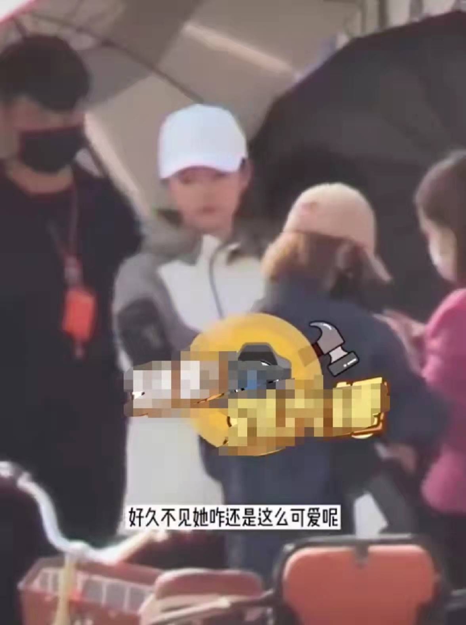 组图：刘亦菲菜市场拍新剧接地气被鸡吓一跳赶忙摆手拒绝第5张图片