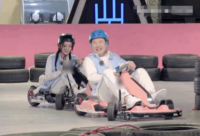 组图：沈腾耍赖故意挡道杨幂给沈腾开罚单罚他唱《爱的供养》