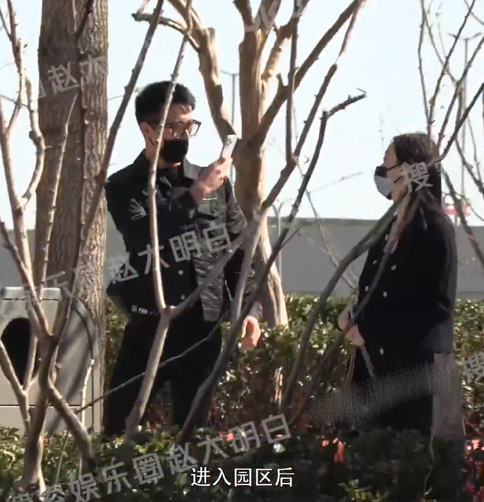 组图：许魏洲带新婚妻子与友人逛环球影城揽肩合影甜蜜满分第3张图片