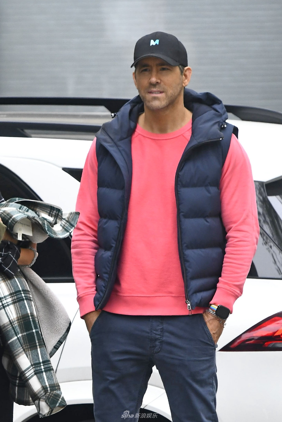 布莱克·莱弗利与好友相约外出丈夫瑞安·雷诺兹陪伴在侧第6张图片