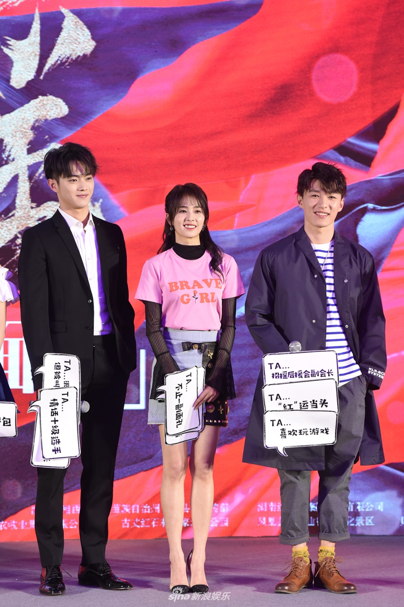 许凯喂白鹿吃糖葫芦(图/王远宏)